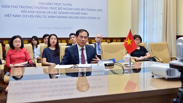 越南外交部常务副部长裴青山出席研讨会。