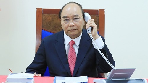 越南政府总理阮春福与新加坡总理李显龙通电话。