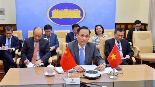 越南外交部副部长黎怀忠与中国外交部副部长罗照辉举行视频会议。