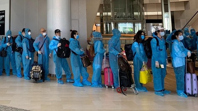 越南公民安全抵达岘港国际机场。（图片来源：由越南外交部提供）
