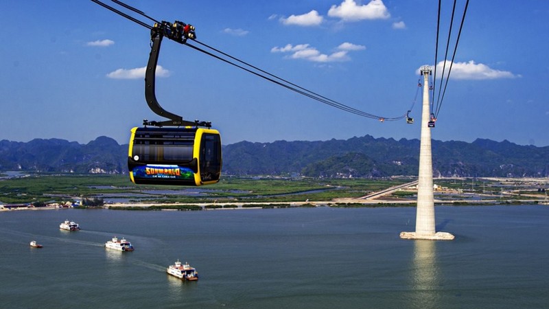 吉海-芙龙缆车系统的缆车塔高达214.8米。