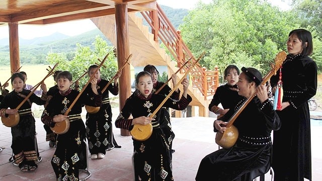 文艺团队在武玉勋先生的传统高脚屋里表演天曲、天琴。
