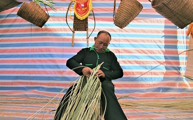 编织背篓是季阿沃老先生每天干的活。