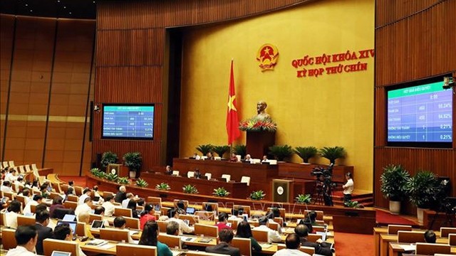 越南第十四届国会第九次会议通过批准加入ILO第105号公约的决议。