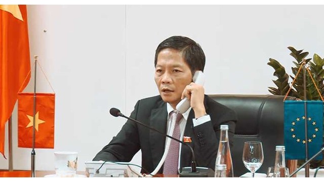 越南工贸部部长陈俊英与欧盟贸易专员菲尔·霍根举行电话会谈。