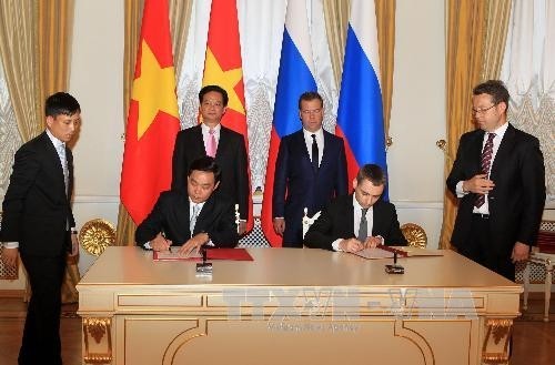 阮晋勇总理和梅德韦杰夫总理共同见证两国司法部合作文件签署仪式。 (Photo: 图片来源：越通社)