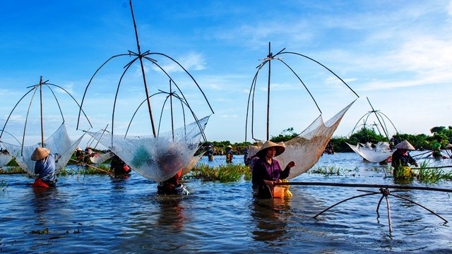 最具民间特色的童花捕鱼节是在农民收割完毕之后一年一度举行的。（吴俊 窦河 摄）