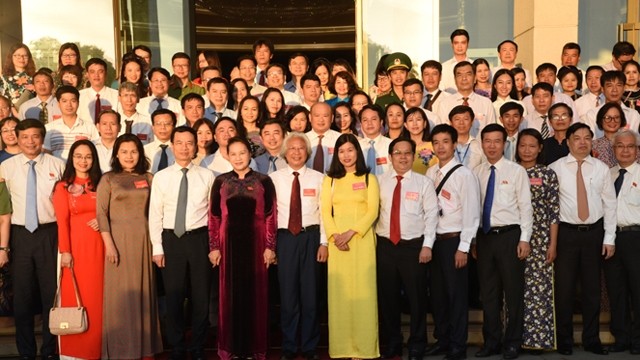 越南国会主席阮氏金银与优秀新闻工作者代表合影。