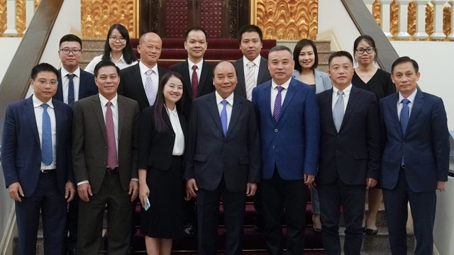 阮春福总理与中国企业代表合影。（陈海 摄）