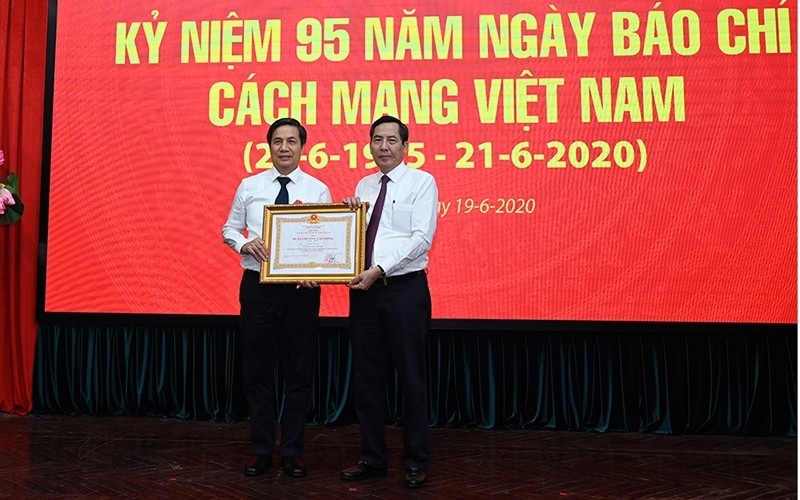 人民报社原副总编辑黎国庆荣获一级劳动勋章。