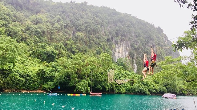 游客在广平省水莫溪征服考验。