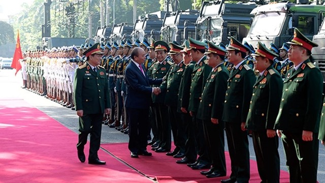 阮春福总理与国防部各位领导。（图片来源：人民军队报）