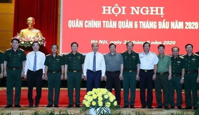 阮春福总理出席2020年上半年全军军政会议。