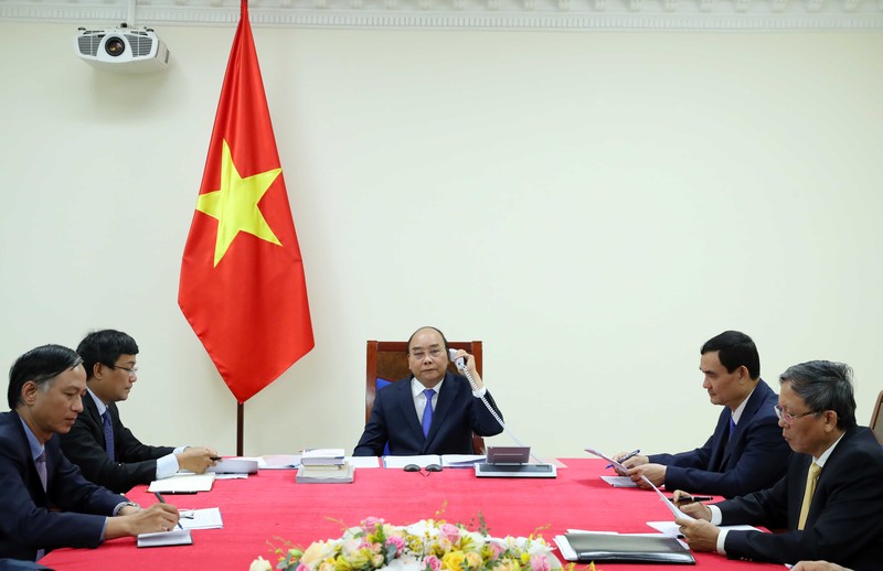 越南政府总理阮春福与马来西亚总理慕尤丁通电话。（图片来源：VGP）