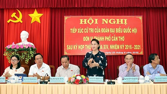 越南国会主席阮氏金银会见芹苴市选民。（图片来源：越通社）