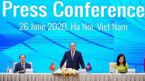 越南政府总理阮春福出席记者会 通报第36届东盟峰会圆满成功。