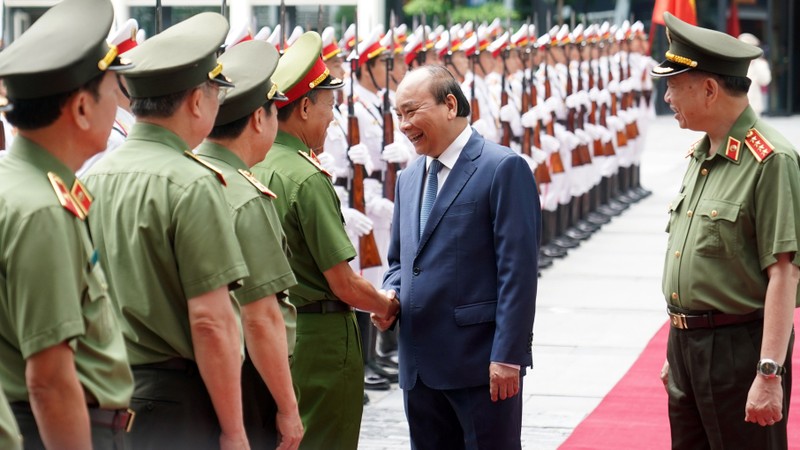 阮春福总理与公安部领导人。（陈海 摄）