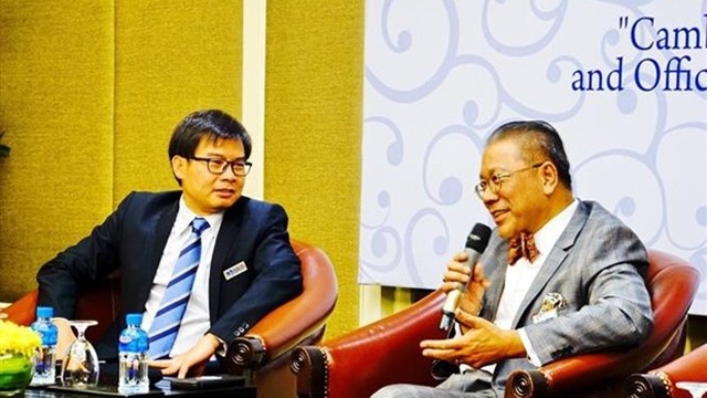 亚洲愿景研究院院长强万纳里博士（左）。（图片来源：越通社）