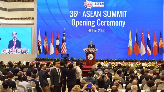 附图：阮春福总理在第36届东盟峰会上发表讲话。（图片来源：陈海 摄）