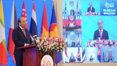 越南政府总理阮春福在第36届东盟峰会开幕式上发表讲话。