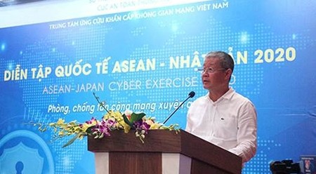越南通信传媒部副部长阮成兴发言。