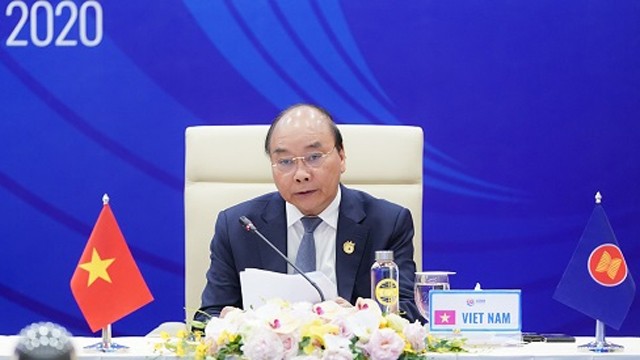 阮春福总理在会上发表讲话。