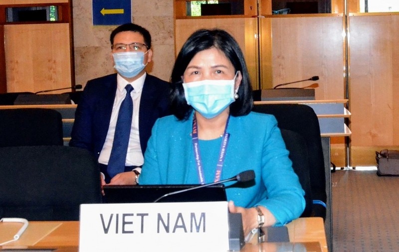 越南常驻联合国、世界贸易组织及日内瓦其他国际组织代表黎氏雪梅大使出席会议。（图片来源：世界与越南报）