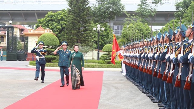 越南国会主席阮氏金银检阅仪仗队。（图片来源：防空空军报）