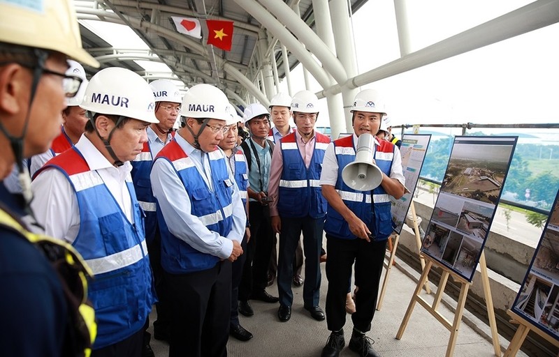 范平明副总理听取汇报。（图片来源：世界与越南报）