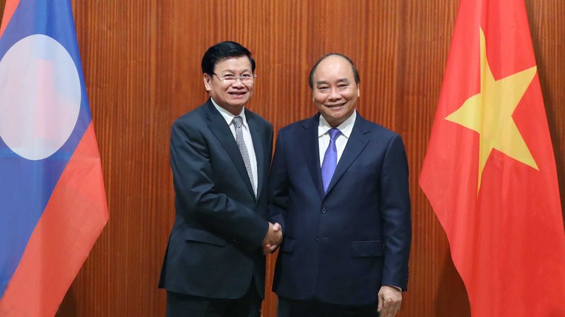 越南政府总理阮春福与老挝政府总理通伦·西苏里。（图片来源：VGP）