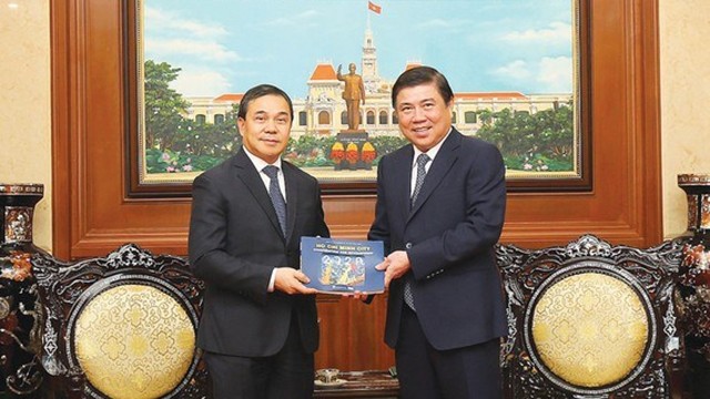胡志明市人民委员会主席阮诚峰会见老挝驻越南大使森菲特·宏本让。