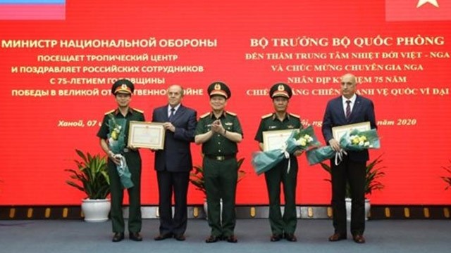 向越俄热带中心授予奖状。