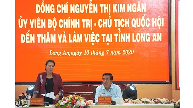 越南国会主席与隆安省主要领导举行工作会谈。（图片来源：隆安省报）