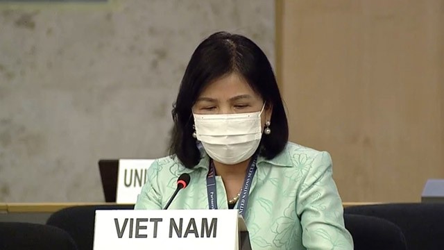 越南常驻日内瓦代表团团长黎氏雪梅大使发表讲话。（图片来源：越通社）