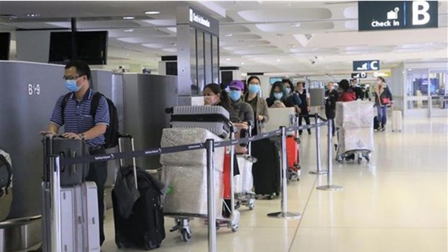越南公民在悉尼机场排队登机。