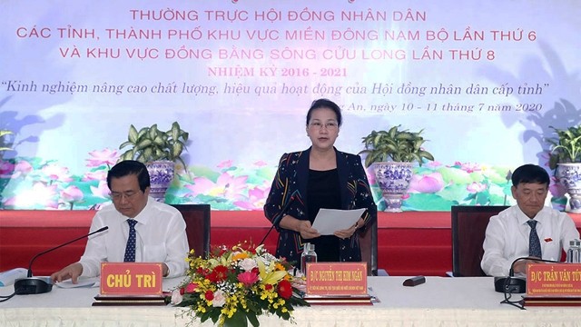 国会主席阮氏金银在会上讲话。