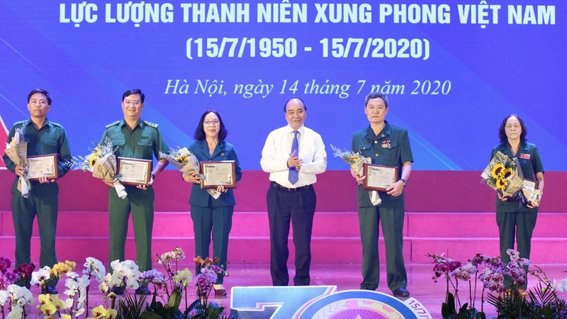 阮春福总理出席越南前先锋青年力量传统日70周年纪念典礼。（陈海 摄）