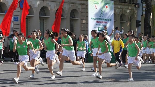 超过3万人参加胡志明市全民健康奥林匹克长跑日活动。