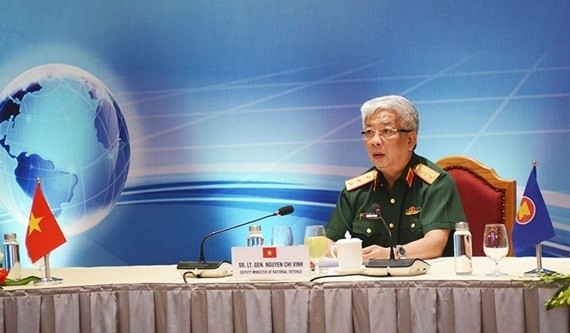 越共中央委员、中央军委常委、国防部副部长阮志咏上将在会议上发表讲话。（图片来源：人民军队报网）