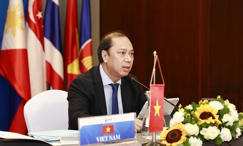 越南外交部副部长、越南东盟高官会代表团团长阮国勇主持召开东盟高官视频会议。（图片来源：世界与越南报）