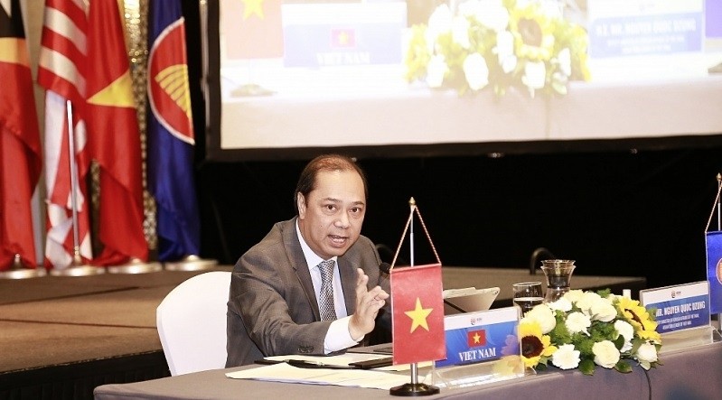 越南外交部副部长、越南东盟和东盟地区论坛高官会代表团团长阮国勇主持会议。（图片来源：世界与越南报）