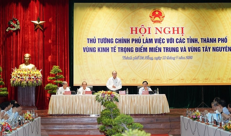 阮春福总理与中部西原地区重点经济区12个省市领导举行工作会议。（图片来源：人民报网）
