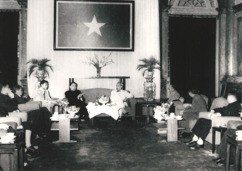 胡志明主席与周恩来总理亲切交谈（1956年）