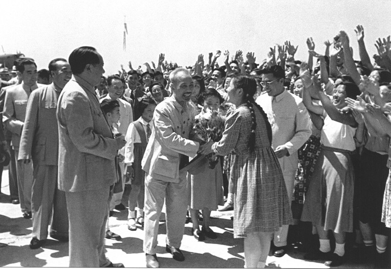 胡志明主席在中国北京机场接受北京市群众鲜花（１９５５年）