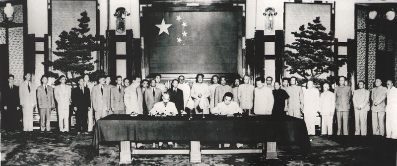 胡志明主席与周恩来总理签署越中两国政府《联合公报》 