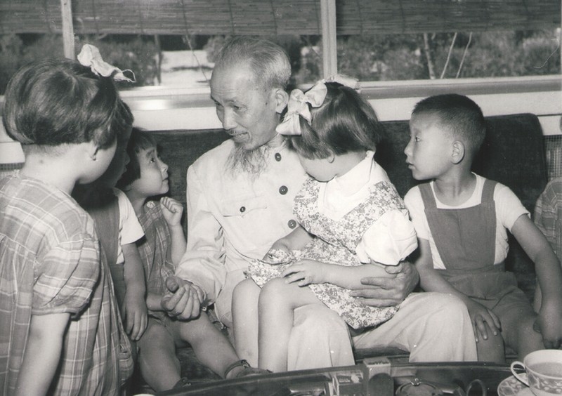 胡主席造访中国北京市北海托儿所（1955年）