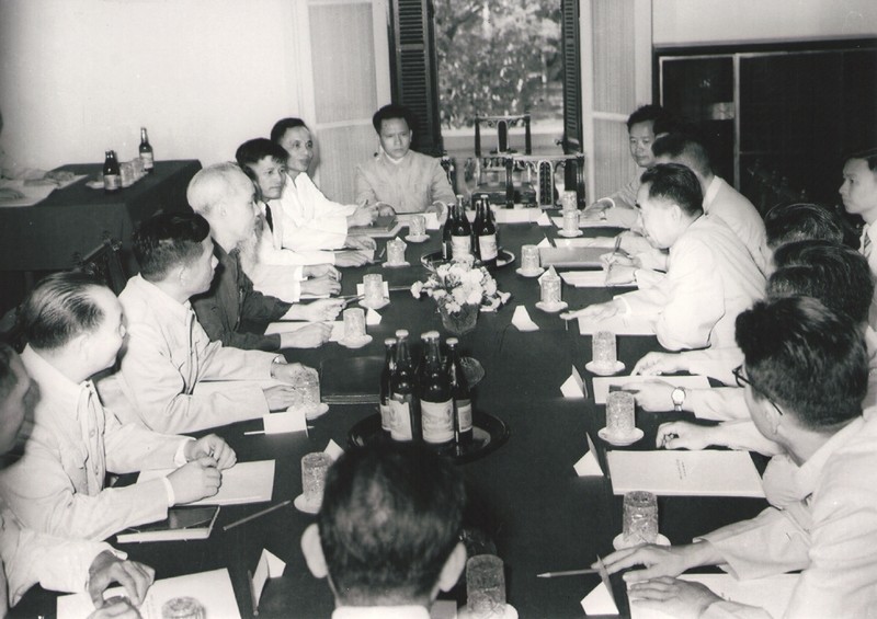 由胡主席率领的越南党和政府代表团同由周恩来同志率领的中国党和政府代表团举行会谈。（1960年5月）  (Photo: 图片来源：越通社)
