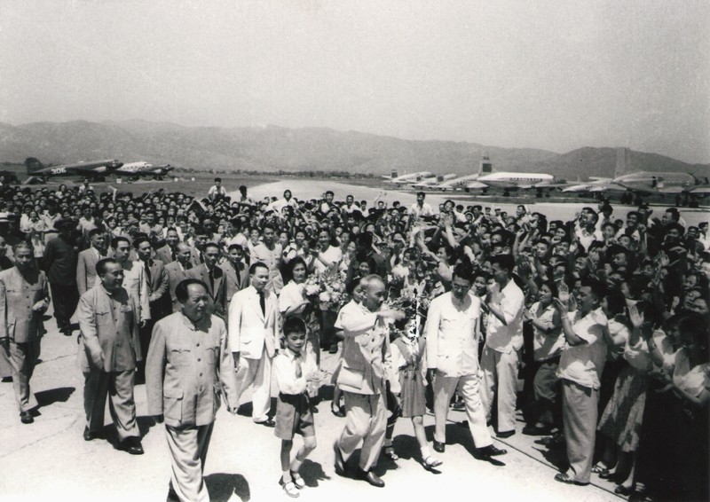 胡志明主席在中国北京机场向欢迎群众致意（1955年）