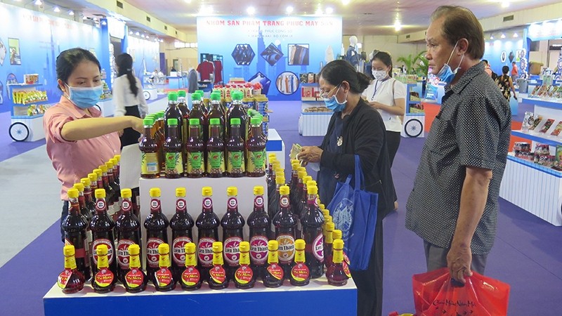 “推崇越南货”展销会的展位之一。（图片来源：人民报网）