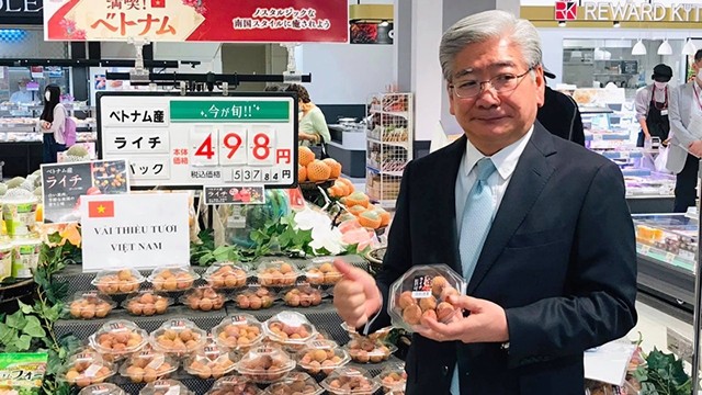 越南荔枝出现在日本超市的货架上。